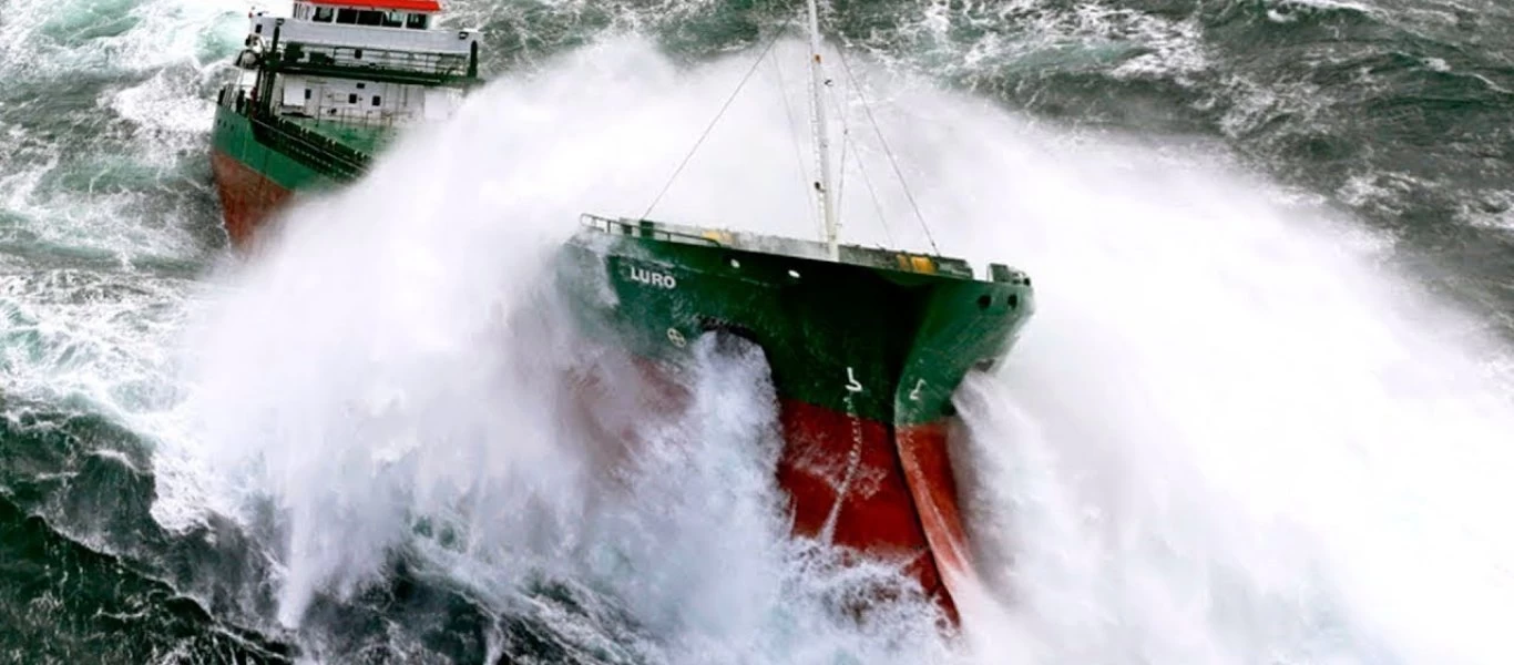 Τρόμος στην θάλασσα: Τεράστια κύματα «καταπίνουν» πλοία (βίντεο)